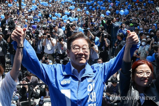 더불어민주당 이재명 대선 후보가 14일 부산 부산진구 서면 젊음의 거리에서 열린 유세에서 연설에 앞서 인사하고 있다. 연합뉴스